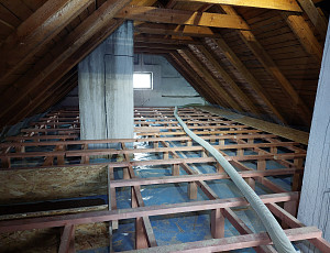 Zateplení stropu rodinného domu pomocí foukané izolace